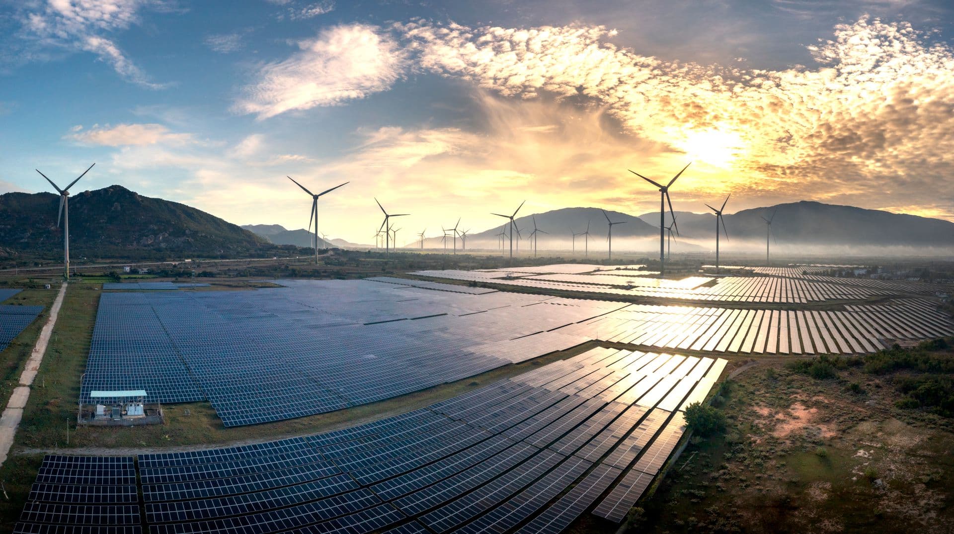 Panouri solare și turbine eoliene la apus