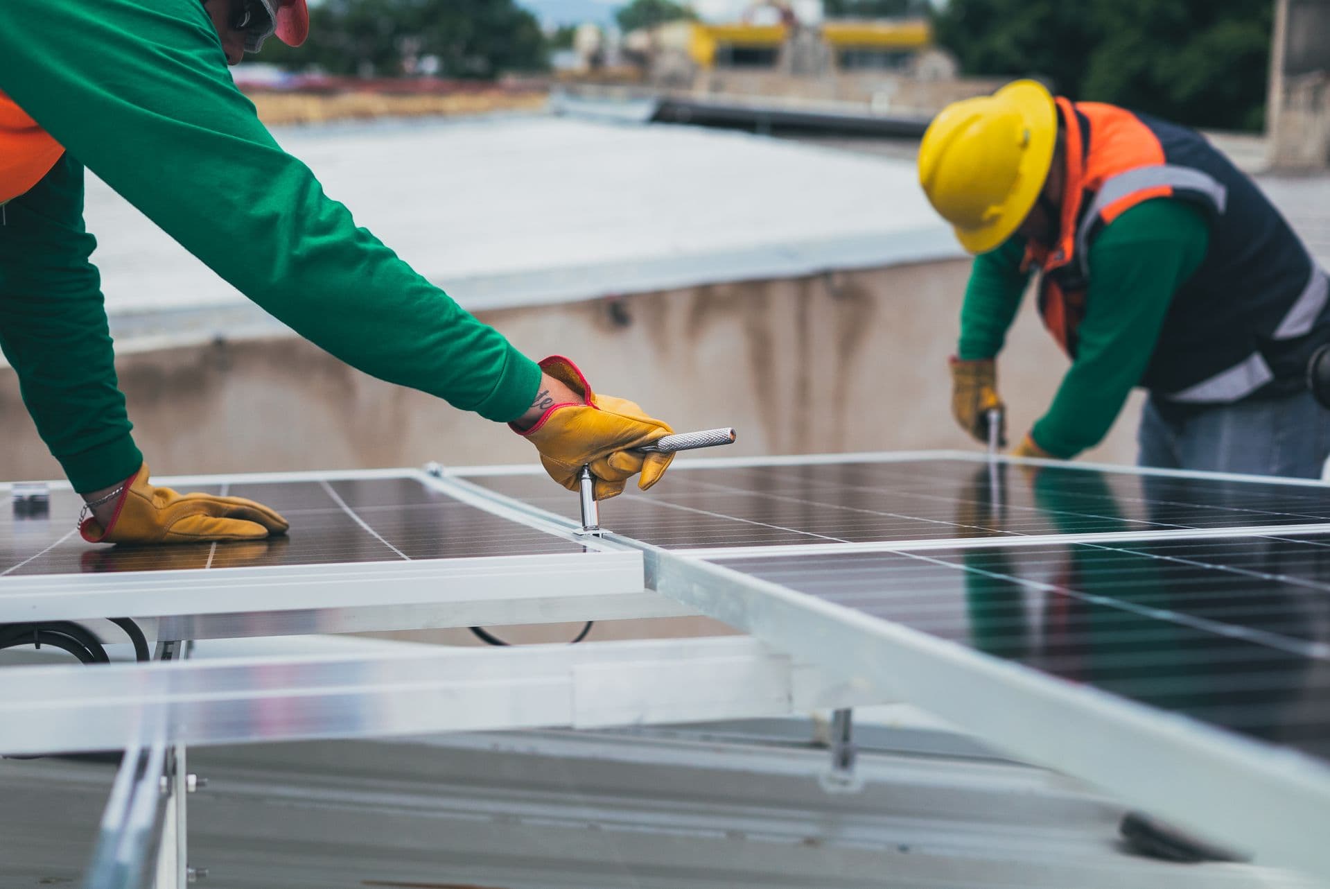 Instalare de panouri solare pe acoperiș comercial