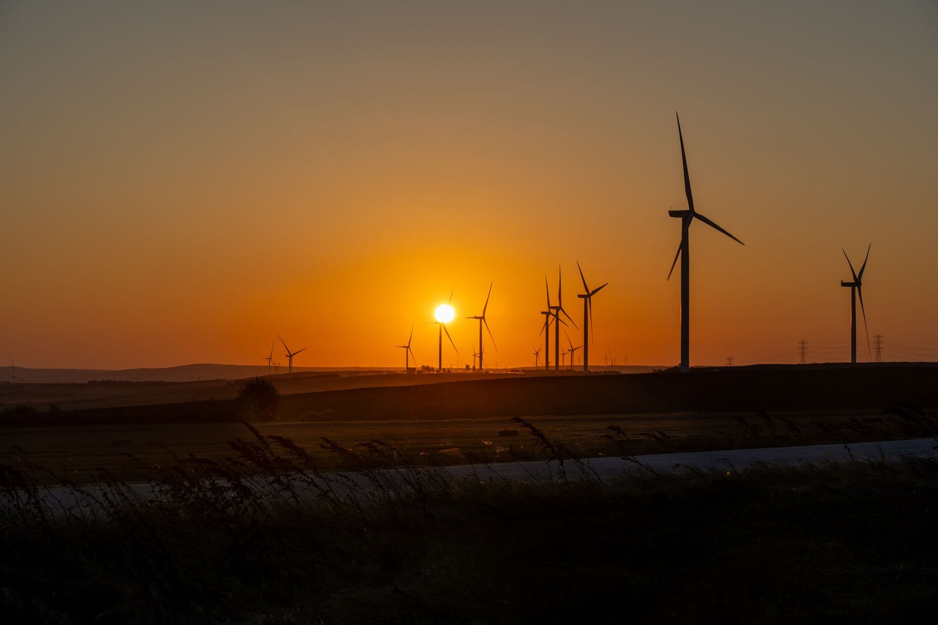 Turbine eoliene siluetate la apus